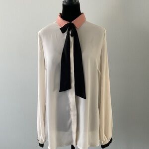Chic blouse with removable tie